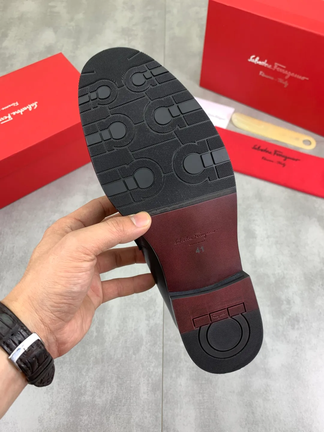 Men's Men's Shoes 💰P562💰[New Style] Water-dyed Niuli 🆘[Salvatore Ferragamo] Ferragamo's latest casual business leather shoes for men! Listed simultaneously! The fabric is made of specially imported original pebbled calfskin, and the lining is made of imported water-dyed cowhide. It is absolutely luxurious and leads the fashion trend. Matching code: 38-44 (45 and 46 can be customized) Black, brown and burgundy colors available